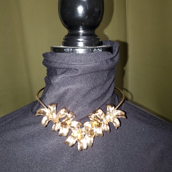💖STUNNING💖Gold-Tone Flower Hinged Open Choker Necklace, NWT - Picture 4 of 11